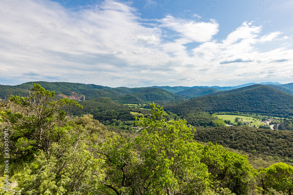 Montagnes et forêts des Cévennes à perte de vue à proximité du village de Corbès (Occitanie, France)