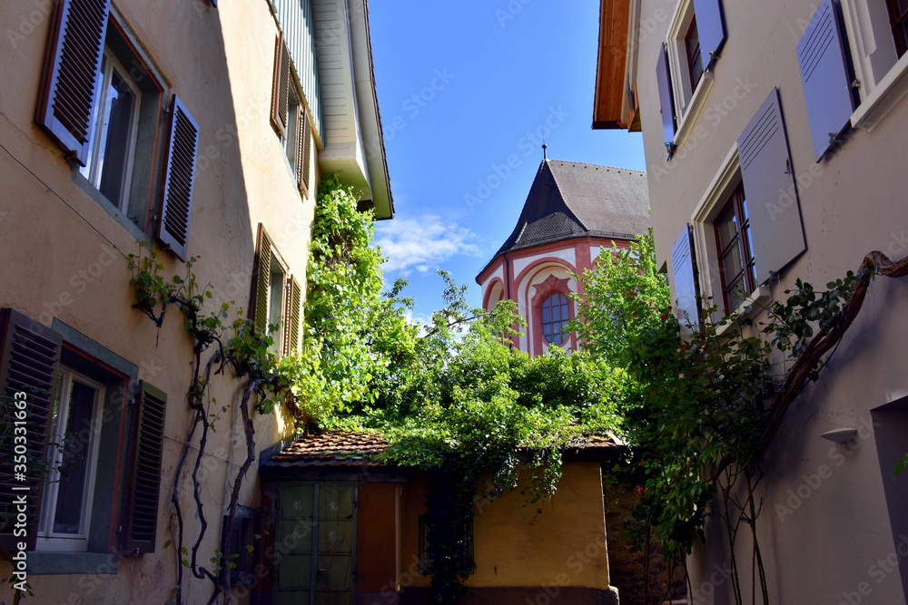 Blick von einer Gasse in Bad Säckingen auf das Münster Blick von einer Gasse in Bad Säckingen auf das Münster