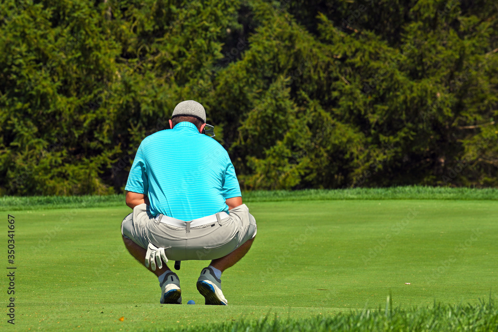 Obraz premium Young Man Playing Golf