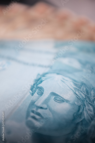 Brazilian 100 reais bill is seen in São Paulo this Monday (18).