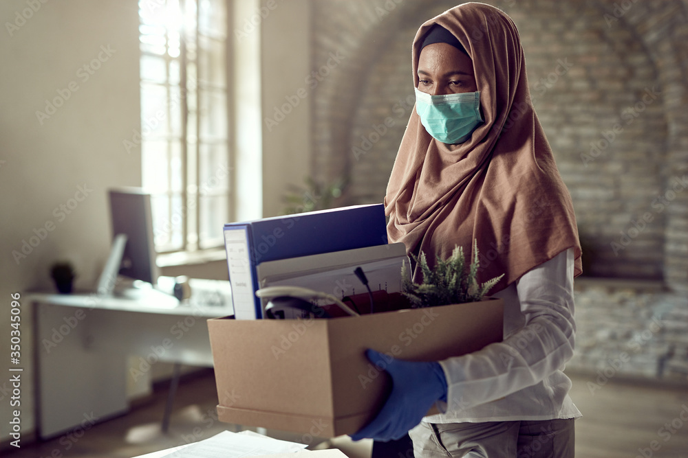 Φωτογραφία Distraught Islamic businesswoman leaving the office after losing her job due to COVID-19 pandemic