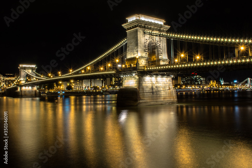 chain bridge budapest by night.