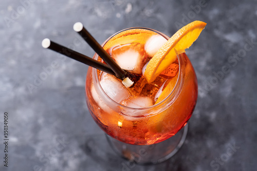 Photo Classic italian aperitif aperol spritz cocktail in glass with ice cubes and with