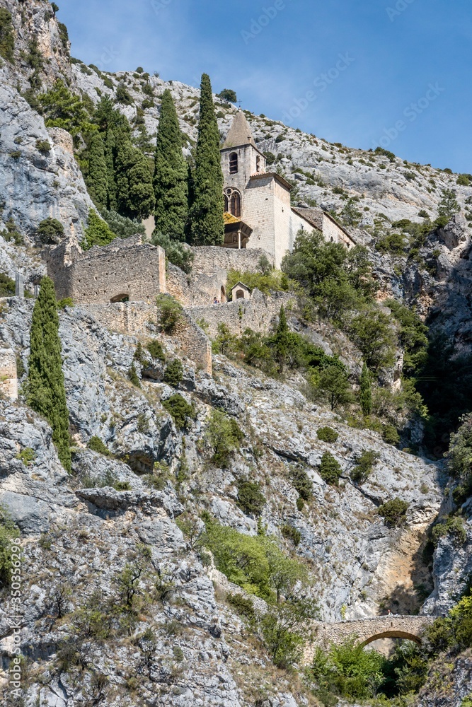 Obraz premium klasztor w górach