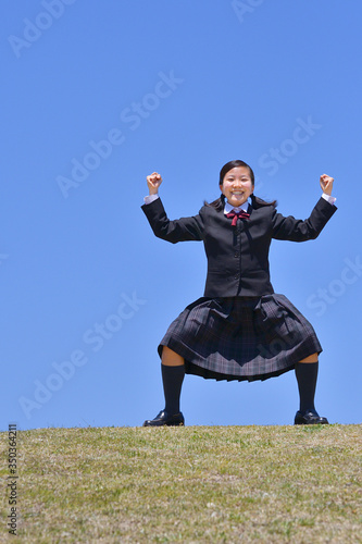 青空でガッツポーズをする女の子 © hanapon1002