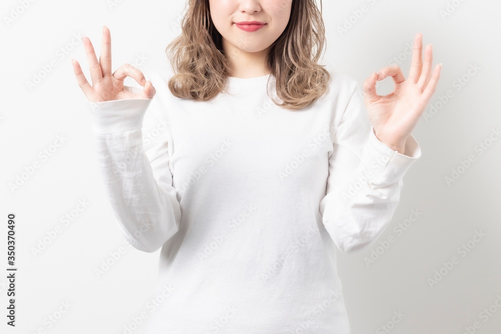 OKをする若い女性 OKをする若い女性