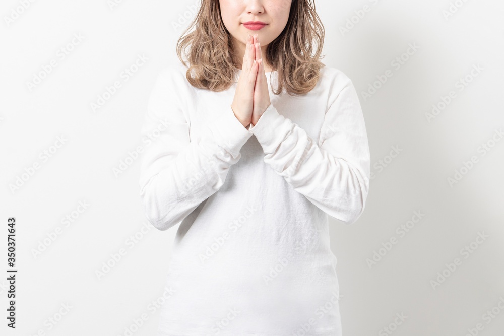 お願いする若い女性 お願いする若い女性