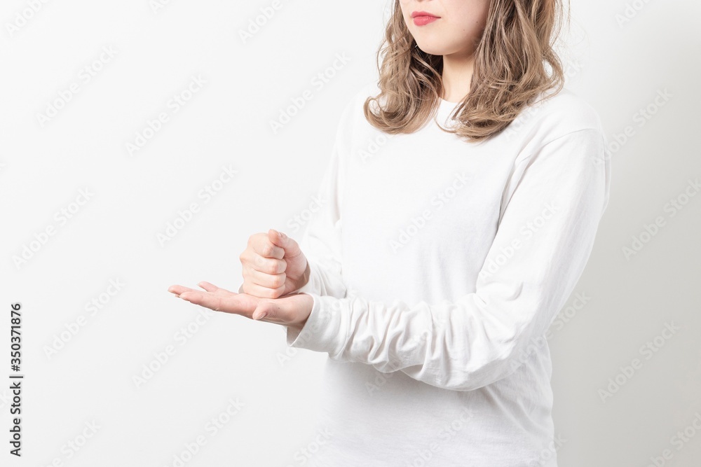 納得する女性 納得する女性
