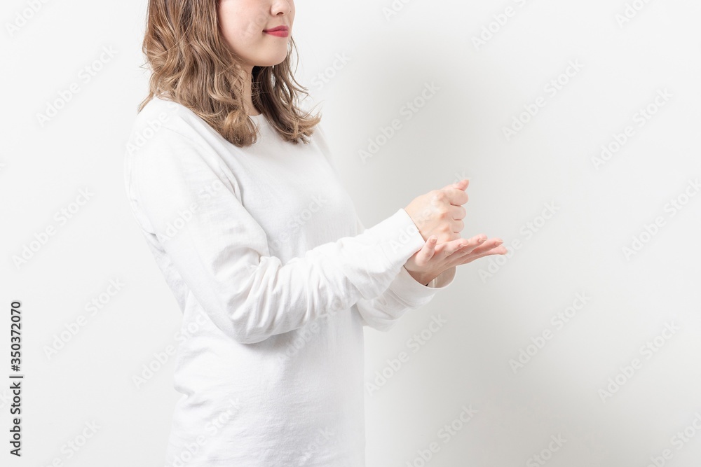 納得する女性 納得する女性