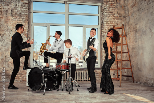 Canvas Print Repetition of multi ethnic jazz band in loft