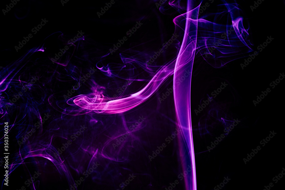 Fond texture abstrait fumée colorée violet sur fond noir