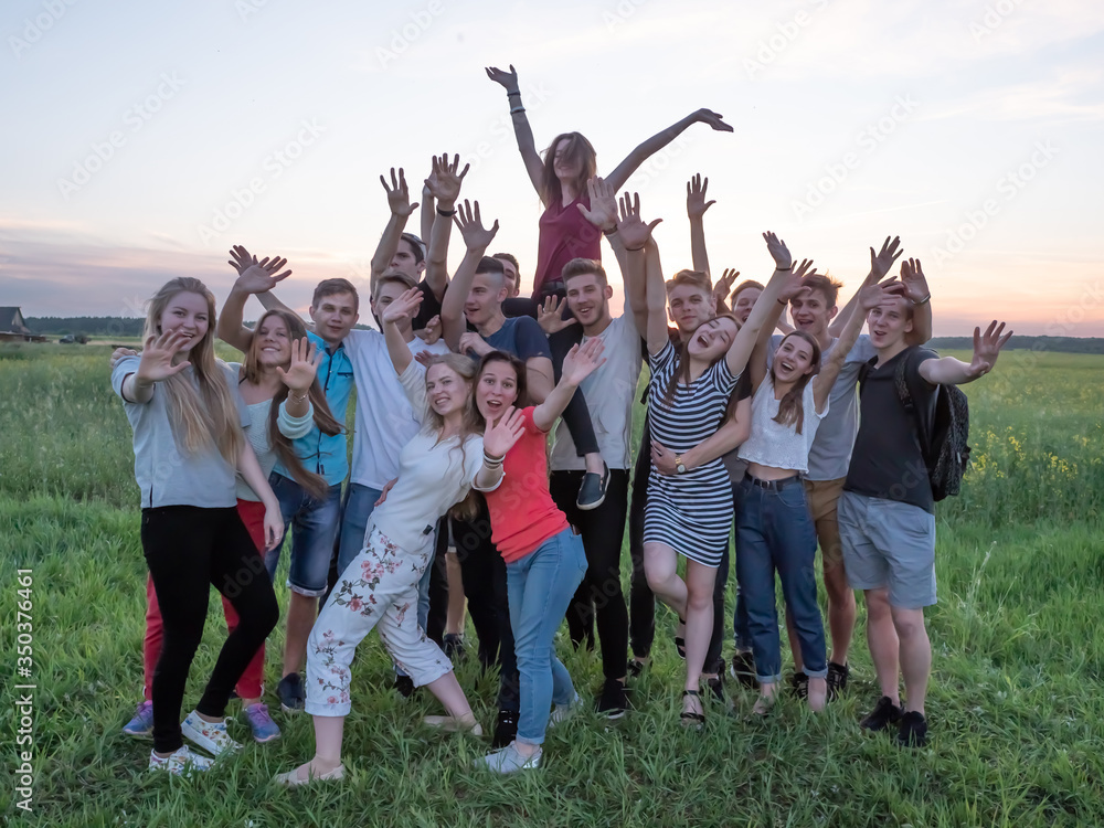 Obraz premium Friendly friends posing outdoors in the evening.