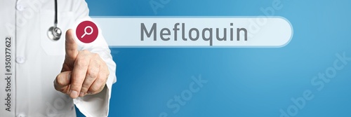 Mefloquin. Arzt zeigt mit Finger auf Suchfeld im Internet. Text steht in der Suche. Blauer Hintergrund. Medizin, Gesundheitswesen photo