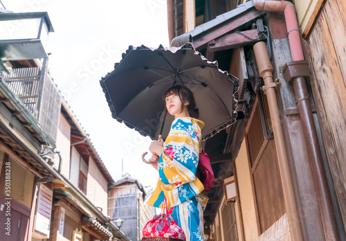京都 祇園 浴衣の女性 日傘