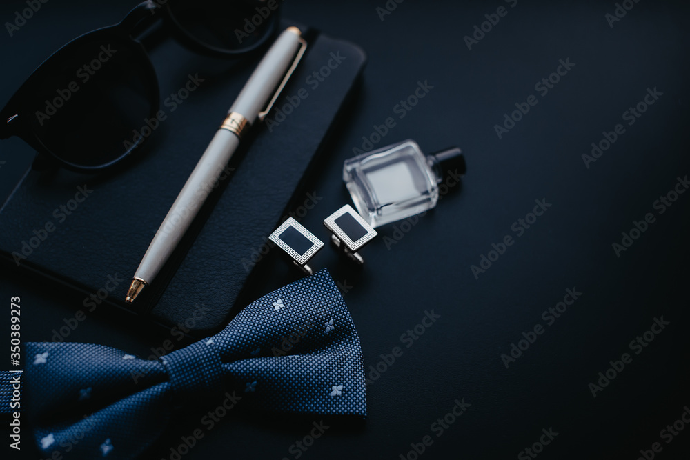Naklejka premium luxury men's cufflinks with pen