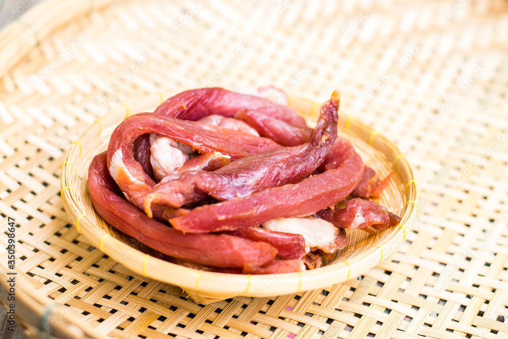Obraz premium Dried meat in a bamboo dish