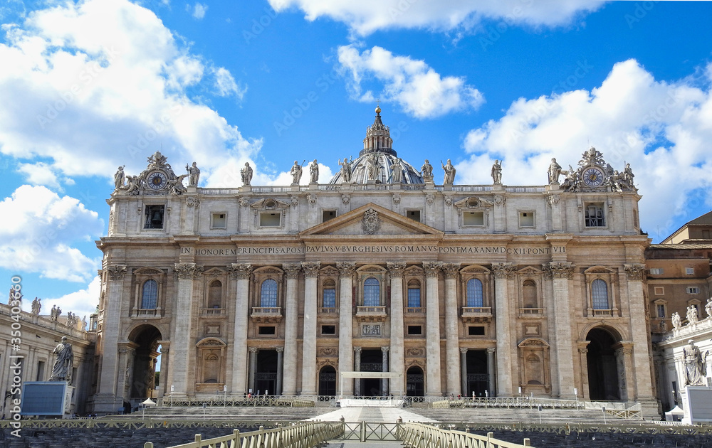 Fachada de la basilica de San Pedro en la Ciudad del Vaticano