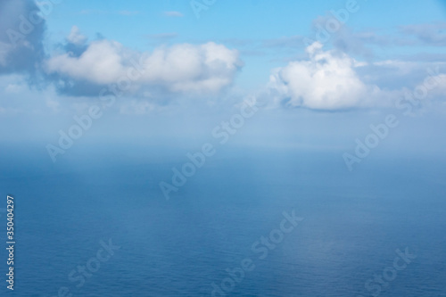 雲と海原