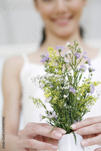 Canvas Print Woman arranging flowers
