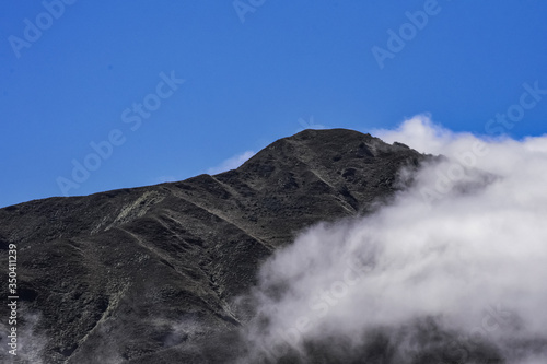 las nubes se apoderan, a la media mañana de las montañas, condensación de agua que luego se esparce por la provincia