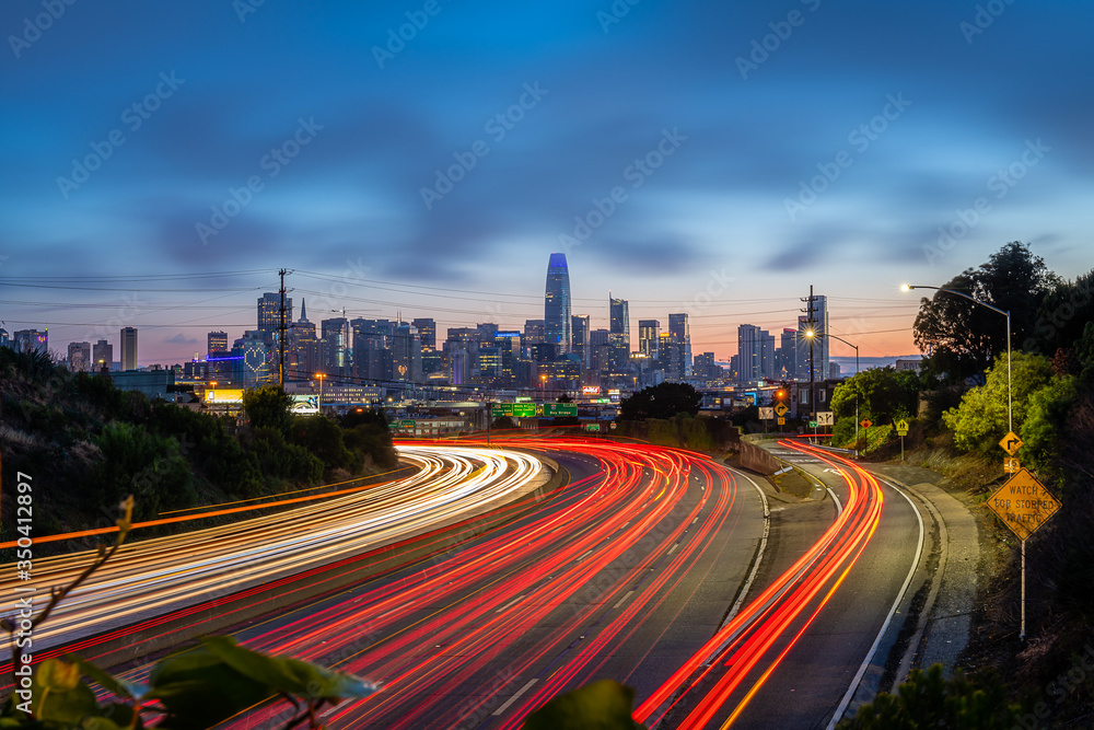 Fototapeta premium San Francisco Skyline from Fallen Bridge Park at Twilight