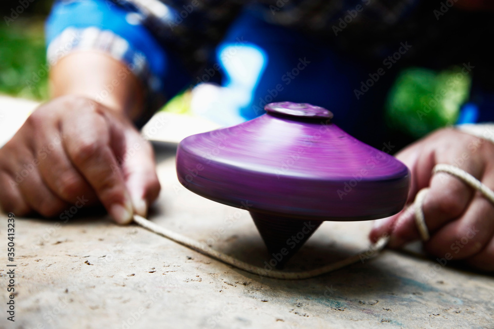 Obraz premium Man spinning a top