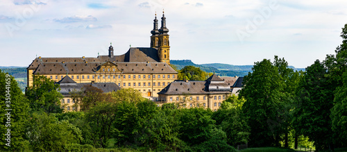 Kloster Banz bei Lichtenfels, im Hintergrund der Staffelberg und blauer Himmel, Panorama.