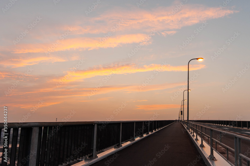 大阪のベイエリアの巨大な橋と朝焼け