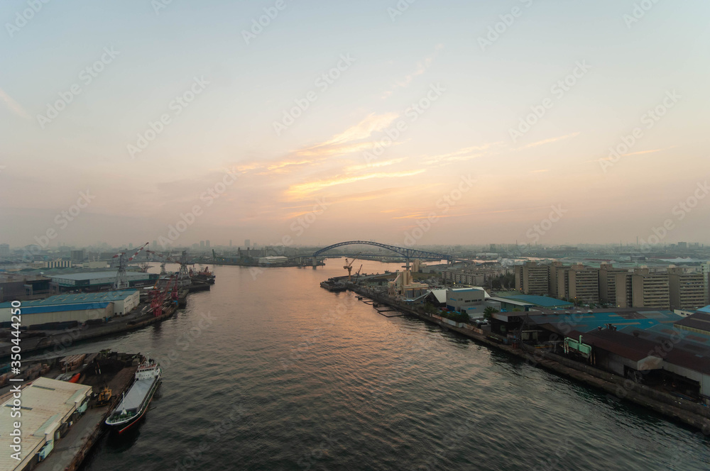 早朝、大阪のベイエリアの巨大な橋から見た光景
