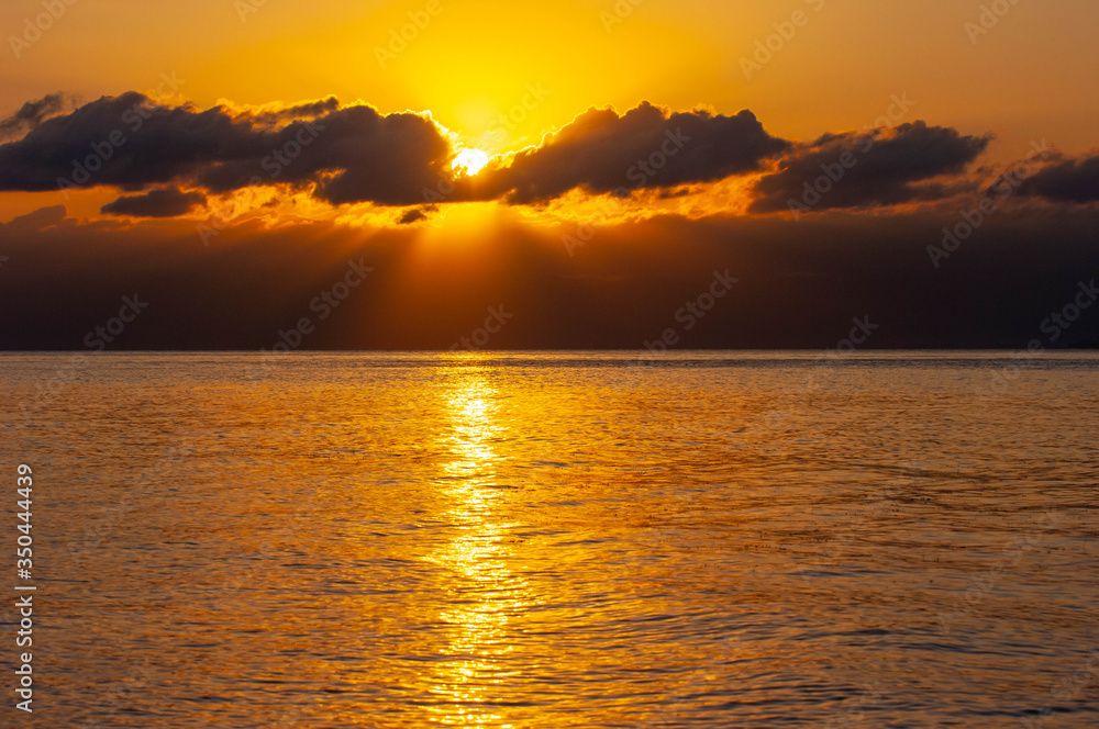 琵琶湖と雲の上から昇る太陽