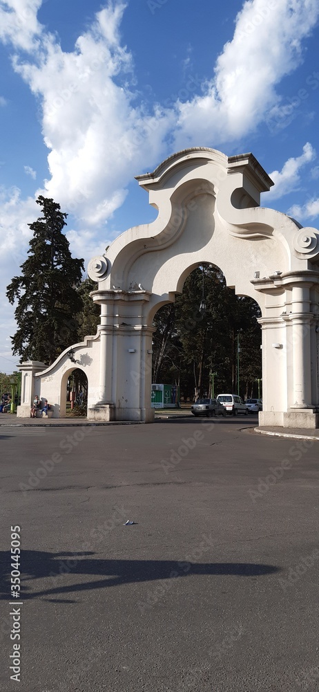 Fototapeta premium triumphal arch in barcelona spain