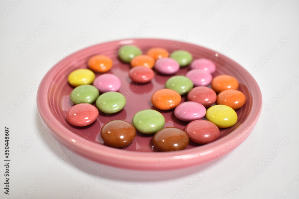 皿に盛りつけたマーブルチョコ 皿に盛りつけたマーブルチョコ