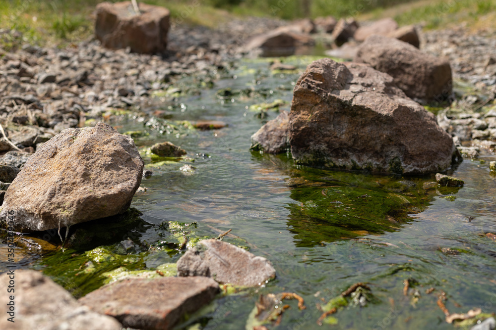 schmaler Wasserlauf schmaler Wasserlauf