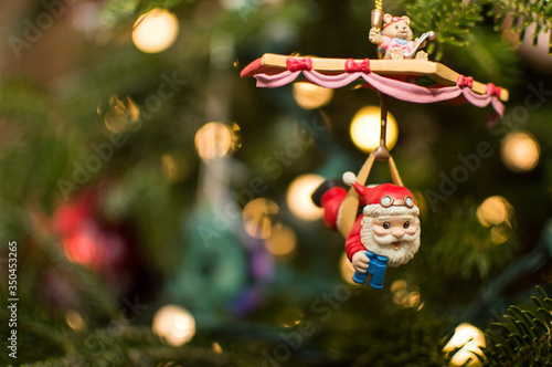 Schilderij op canvas Santa on a hang glider for christmas.