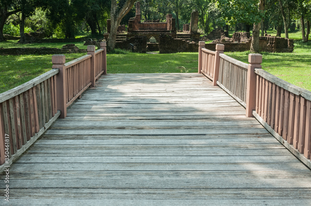 Obraz premium Closeup of Wood Bridge in garden