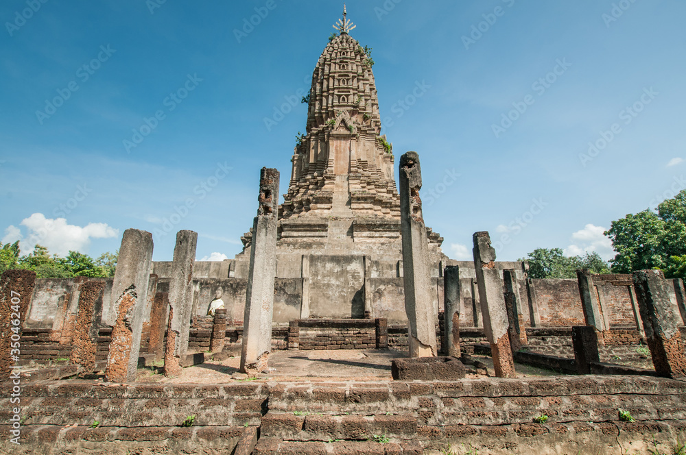 Obraz premium Old city of worship place landmarks, history park of Si-Satchanalai, Sukhothai province, Thailand.
