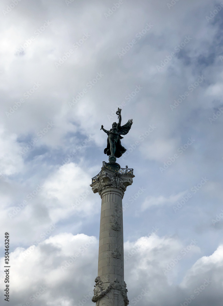 Statue épique sous un ciel nuageux