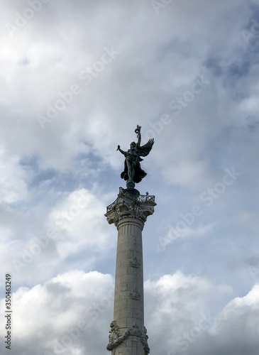 Statue   pique sous un ciel nuageux
