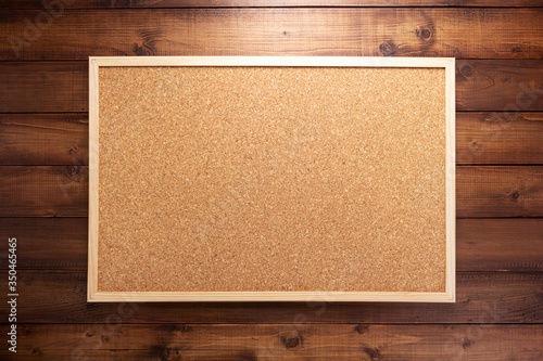 cork board on wooden background Fototapet