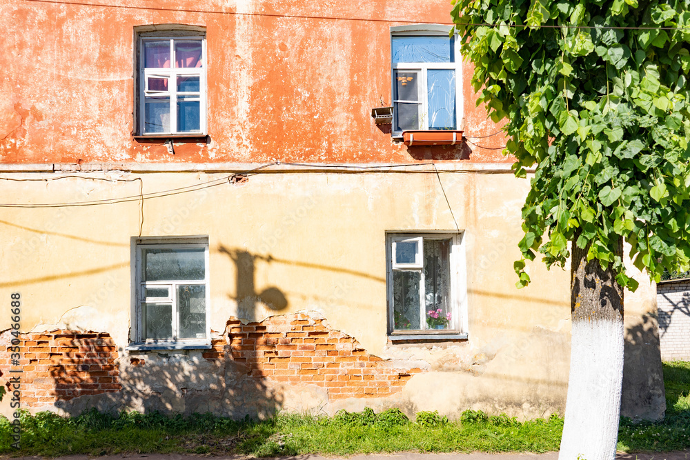 стена дома, окна, лето. СССР.