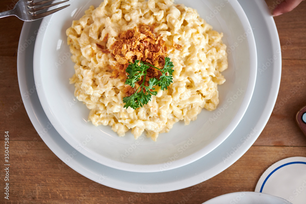 Käsespätzle Kasspatzn Knöpfle mit Röstzweibeln und Käse überbacken im Restaurant Biergarten Wirtshaus Käsespätzle Kasspatzn Knöpfle mit Röstzweibeln und Käse überbacken im Restaurant Biergarten Wirtshaus