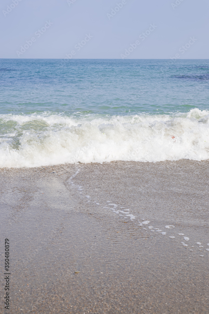 茨城県大洗町にある浜辺に打ち寄せる波