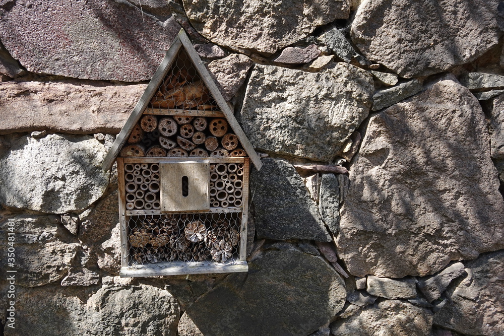 Insektenhotel an Feldsteinmauer