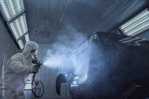 Schilderij op canvas close up of paint spray gun, worker painting a car