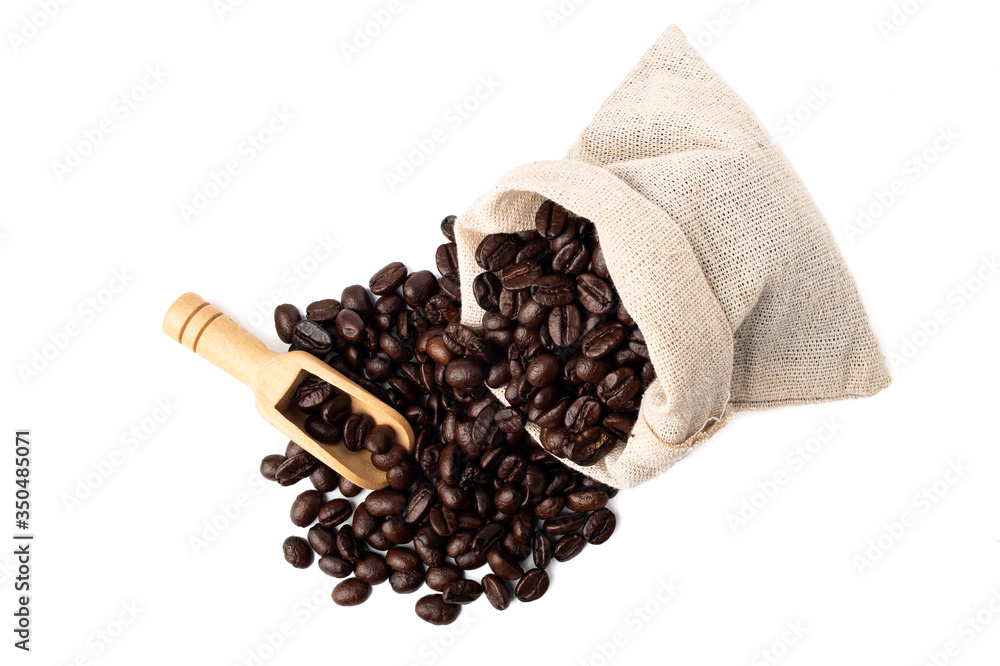 Obraz premium Roasted coffee beans in bag with old scoop isolated on white background.Top view