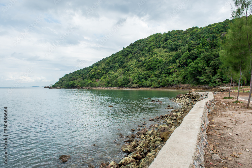 Obraz premium Landscape of beach and sea with mountain
