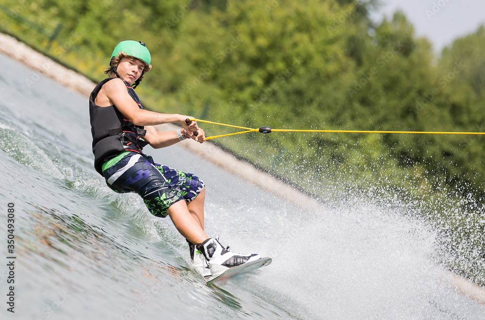 Junger Mann beim Wassersport Junger Mann beim Wassersport