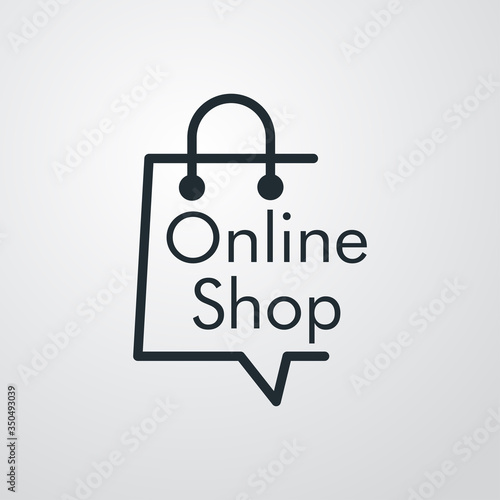 Símbolo de tienda en línea. Icono plano lineal con texto Online Shop en bolsa de la compra en fondo gris