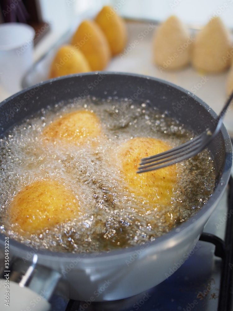 Preparazione di arancini, arancine. Sicilia, Italia Preparazione di arancini, arancine. Sicilia, Italia