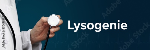 Lysogenie. Arzt (isoliert) hält Stethoskop in Hand. Begriff steht daneben. Ausschnitt vor blauem Hintergrund mit EKG. Medizin, Gesundheitswesen photo